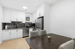 Central 1BR Apartment Near Downtown - Image 2