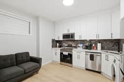 Downtown Calgary Cozy Retreat - Image 2