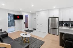 King Bed 10 Minutes To Downtown Luxury Townhouse - Image 5