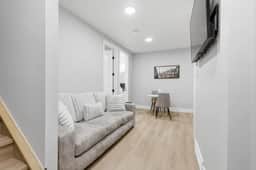 Quiet 1BR Nest Near Downtown - Image 5
