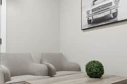 Cozy Downtown Calgary Hideaway - Image 4