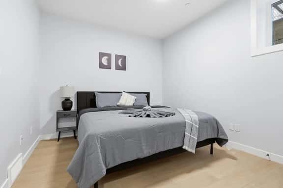 Central 1BR Apartment Near Downtown - Image 1