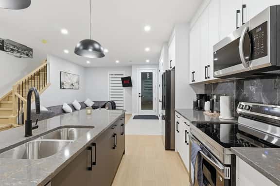 Modern 3BR City Getaway And Bright & Spacious - Image 1