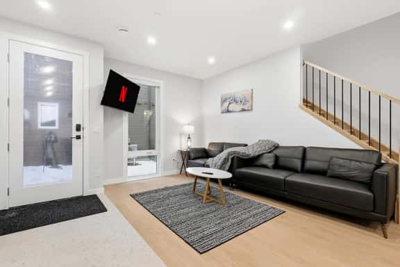 10 Minutes To Downtown 3 Bed 2.5 Bath Town House - Image 1