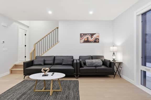 King Bed 10 Minutes To Downtown Luxury Townhouse - Image 1