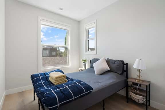 Centrally Located 3-Bedroom | Easy City Access - Image 1