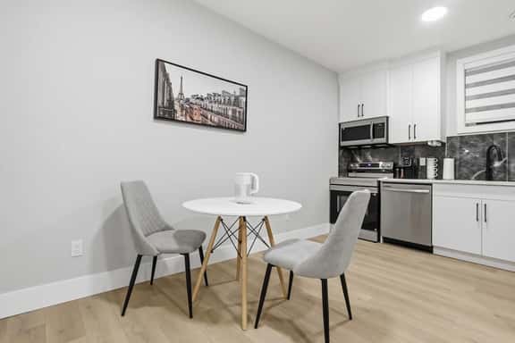 Quiet 1BR Nest Near Downtown - Image 1