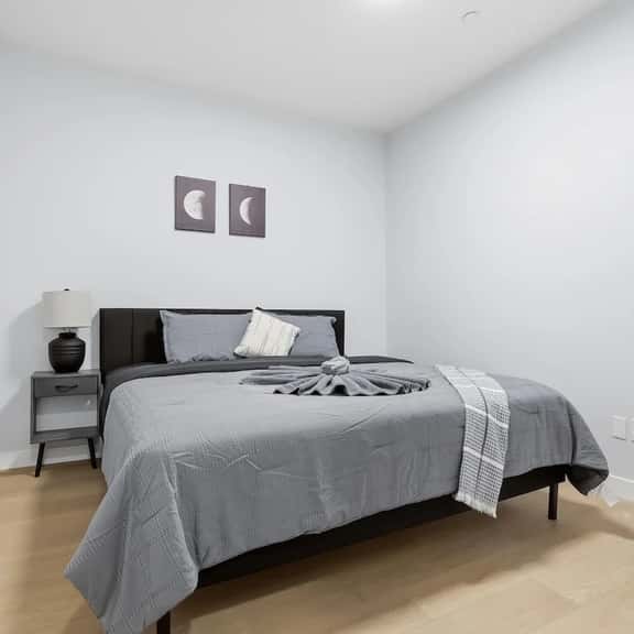 Central 1BR Apartment Near Downtown - Image 1