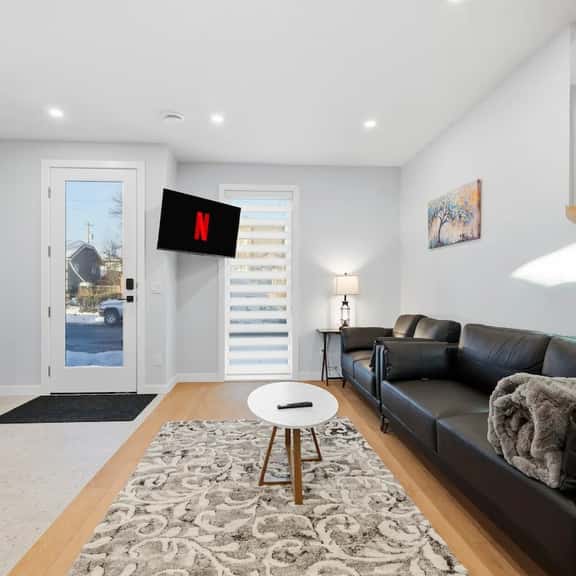 King Bed 10 Minutes To Downtown Luxury Townhouse - Image 1