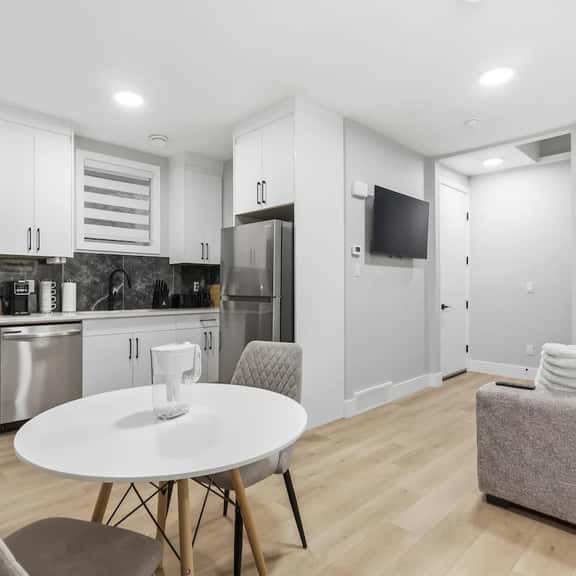 Happy Place – 1BR Minutes to Downtown - Image 1