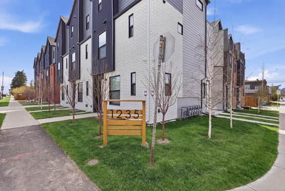 Beautiful 3BR Getaway in Trendy NW Calgary - Image 2