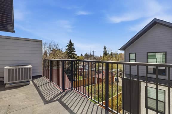 Beautiful 3BR Getaway in Trendy NW Calgary - Image 5