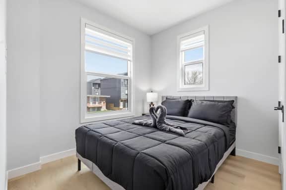 Beautiful 3BR Getaway in Trendy NW Calgary - Image 4