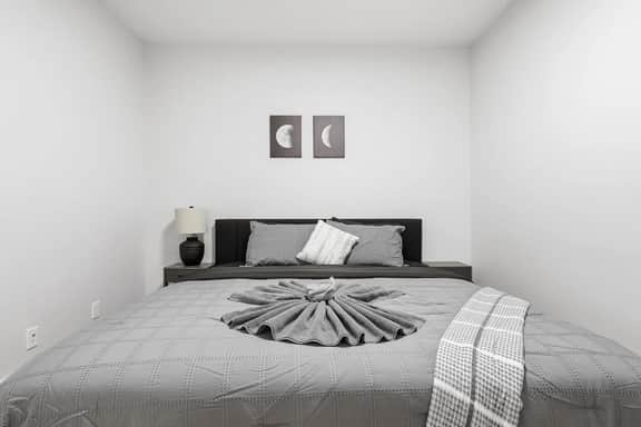 Central 1BR Apartment Near Downtown - Image 5