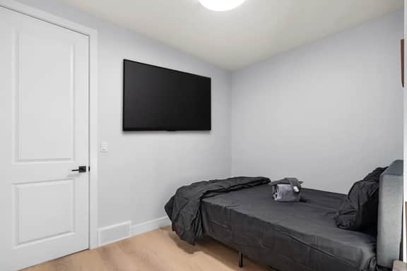 Bright 1-Bedroom Retreat-M - Image 5