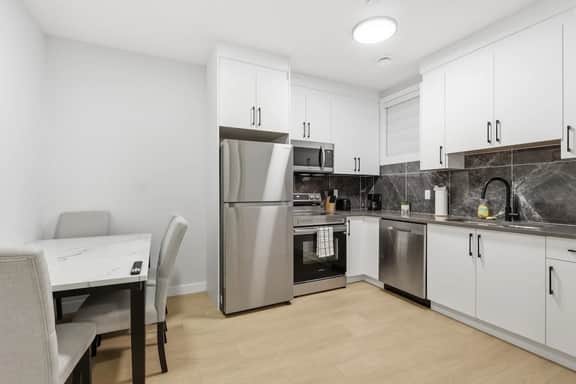 Charming 1-Bedroom Close to Transit & Downtown - Image 2