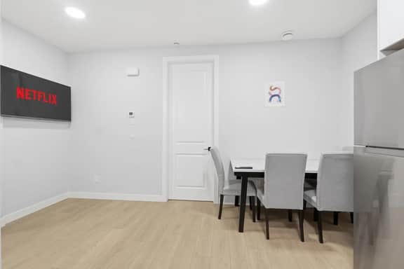 Charming 1-Bedroom Close to Transit & Downtown - Image 4