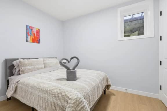 Bright & Spacious 2-Bedroom - Image 4