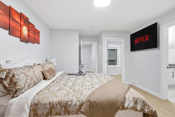 Modern 3BR City Getaway And Bright & Spacious - Image 3