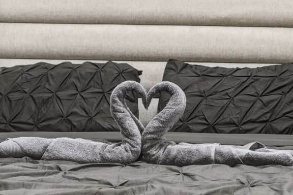 Comfortable 1BR | Fast Wi-Fi & Comfortable - Image 3