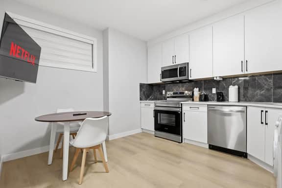 Comfortable 1BR | Fast Wi-Fi & Comfortable - Image 2