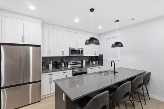 King Bed 10 Minutes To Downtown Luxury Townhouse - Image 3