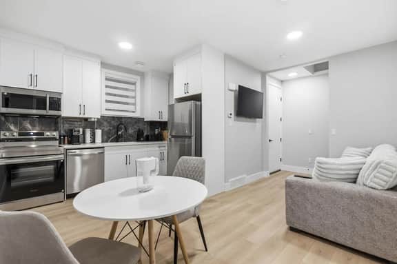 Quiet 1BR Nest Near Downtown - Image 3