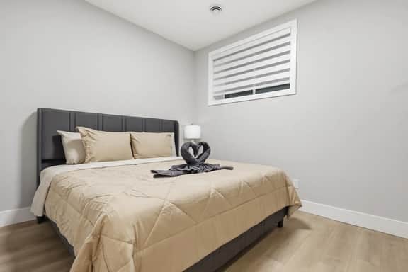 Cozy Downtown Calgary Hideaway - Image 2