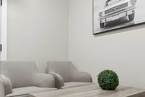 Cozy Downtown Calgary Hideaway - Image 4