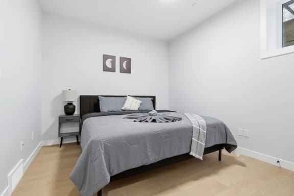 Central 1BR Apartment Near Downtown - Image 1