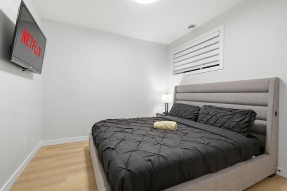 Downtown Calgary Cozy Retreat - Image 1