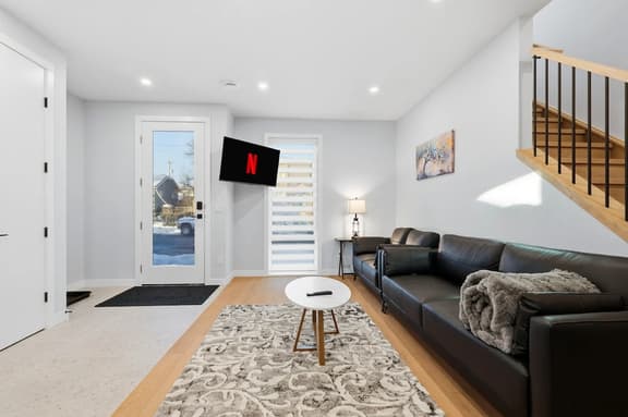 King Bed 10 Minutes To Downtown Luxury Townhouse - Image 1
