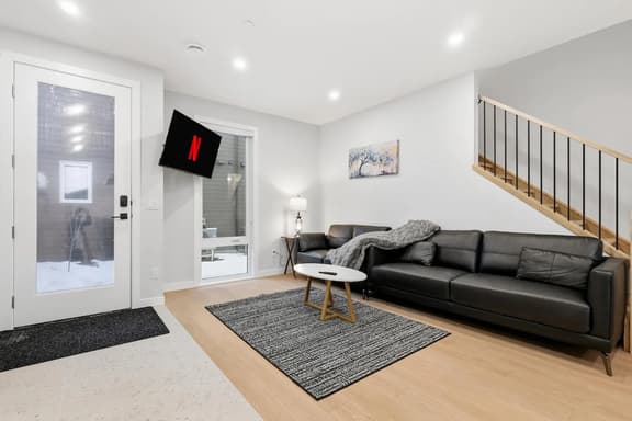10 Minutes To Downtown 3 Bed 2.5 Bath Town House - Image 1