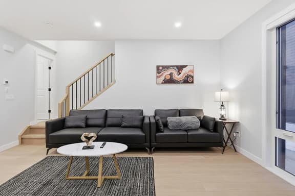 King Bed 10 Minutes To Downtown Luxury Townhouse - Image 1