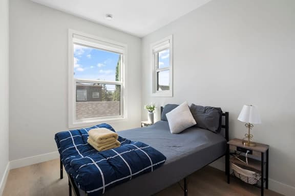 Centrally Located 3-Bedroom | Easy City Access - Image 1