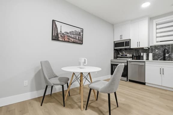 Quiet 1BR Nest Near Downtown - Image 1