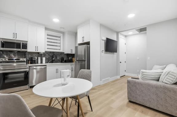 Happy Place – 1BR Minutes to Downtown - Image 1