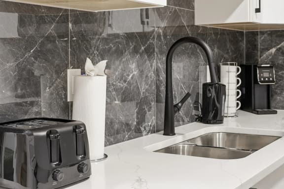 Perfect Inner-City Getaway 2BR - Image 1